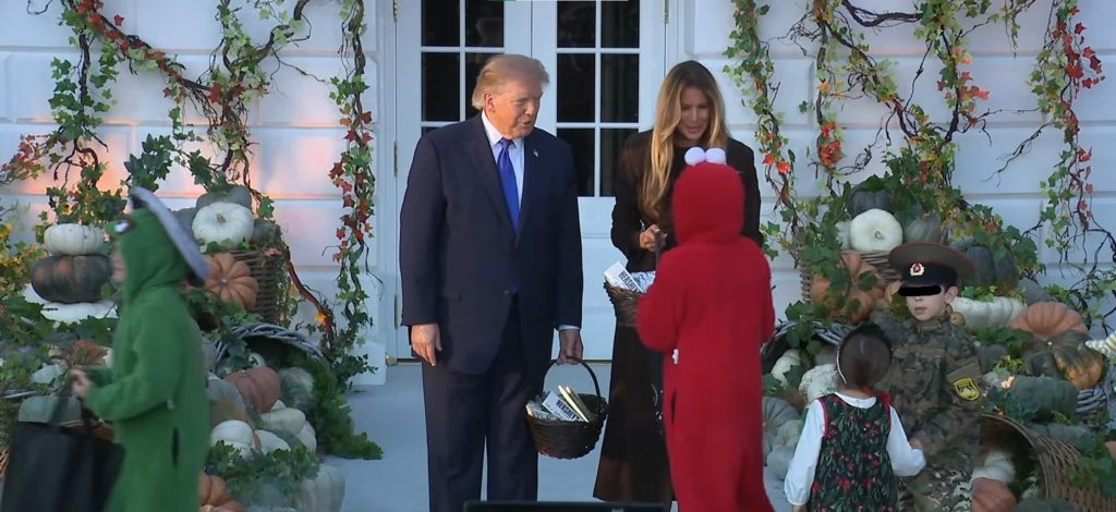 Donald și Melania Trump au oferit dulciuri copiilor la petrecerea de Halloween de la Casa Albă (Foto: Ziare.com)