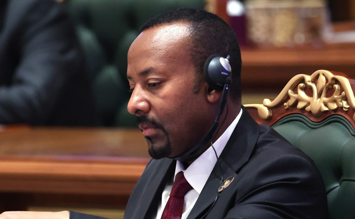 Prim-ministrul unei țări africane și-a trimis cabinetul de miniștri la instrucție militară (Foto: G4Media)